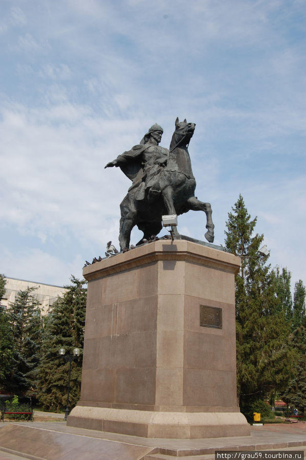 Памятник С.Датову Уральск, Казахстан