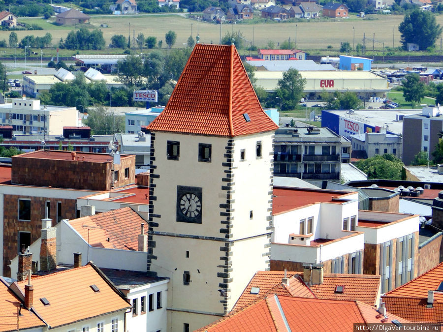 Над крышами города возвышается башня Пражских ворот Мельник, Чехия