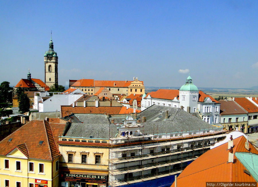 А это вид с Пражских ворот на город и готическую башню собора святых Петра и Павла Мельник, Чехия