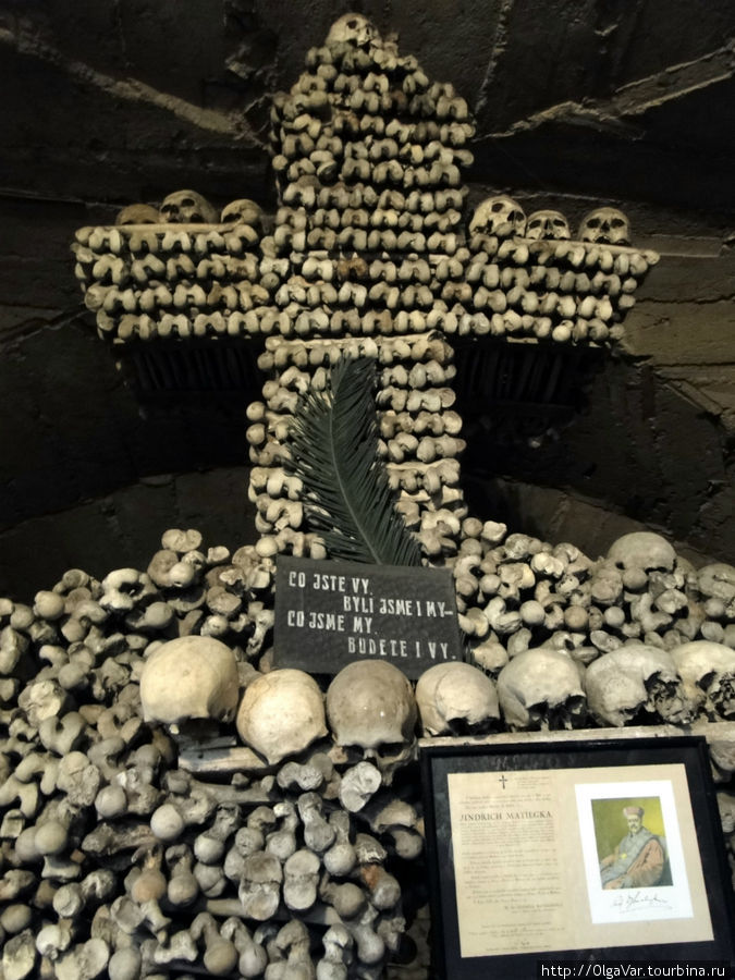 А затем можно посетить костехранилище, возникновение которого связано с эпидемией чумы 16 века, когда мест на кладбищах уже не хватало и останки людей укладывались в такой гробнице Мельник, Чехия