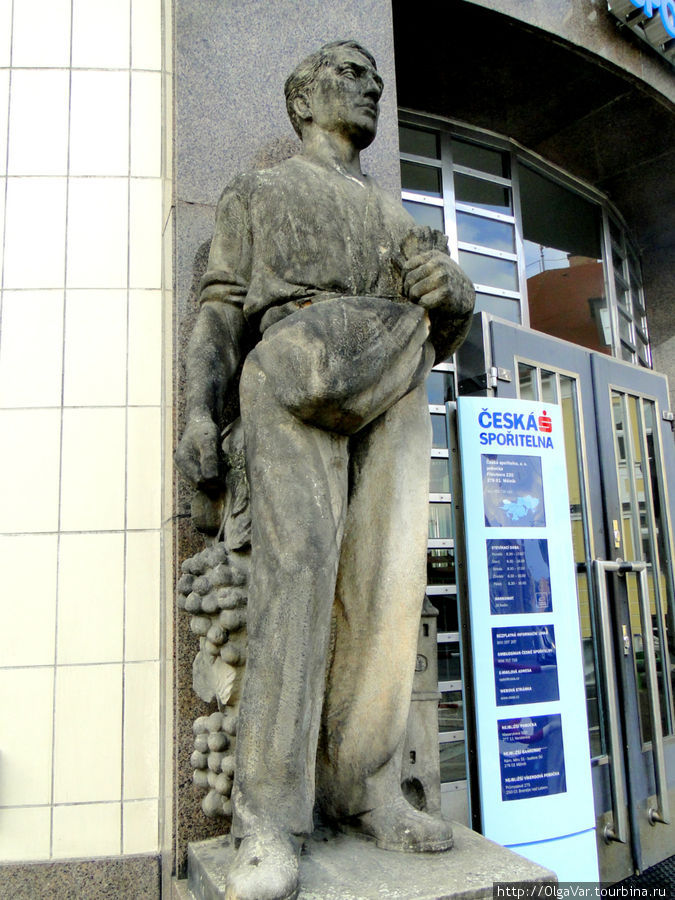 Виноградную лозу можно увидеть и у скульптур более позднего периода, например, такой на здании Чешской сберегательной кассы Мельник, Чехия