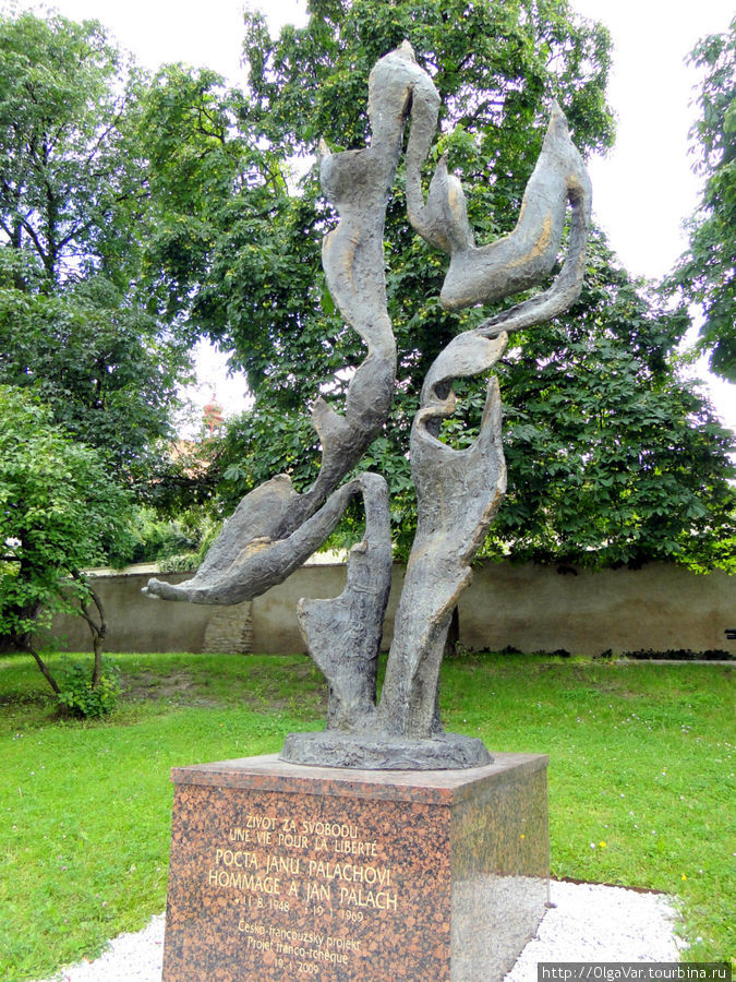Мелник пережил трагедию 9 мая 1945 года, когда подвергся бомбардировке советской авиацией, преследовавшей цель не допустить сдачу немецких войск американцам Мельник, Чехия