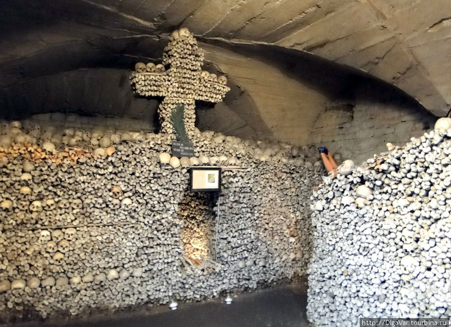 По сути это гробница, сверху донизу заполненная человеческими останками Мельник, Чехия