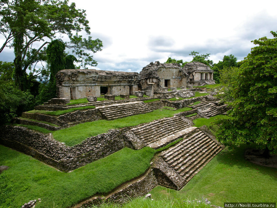 Храм графа  — пирамида 647 года и дом археолога. Паленке, Мексика