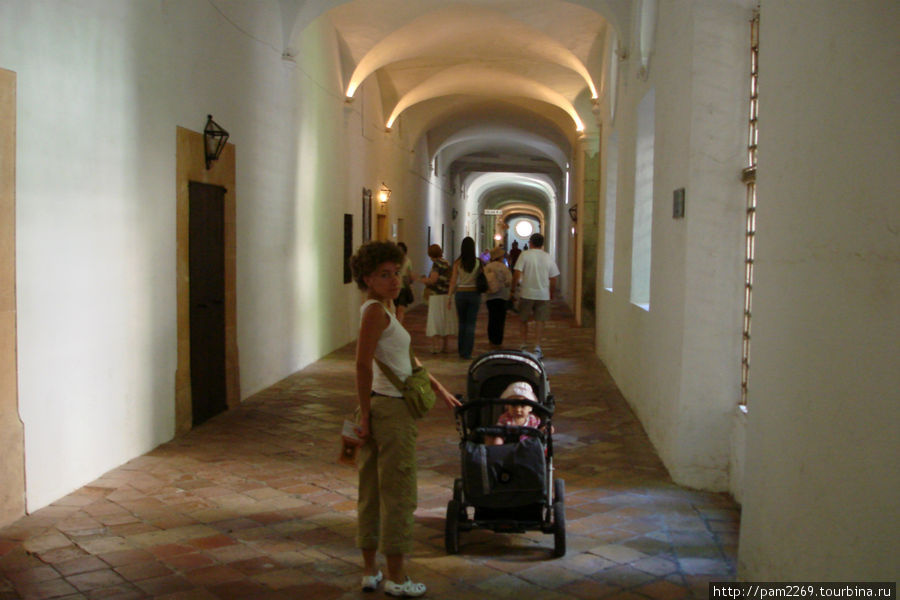 коридор, слева кельи Вальдемоса, остров Майорка, Испания