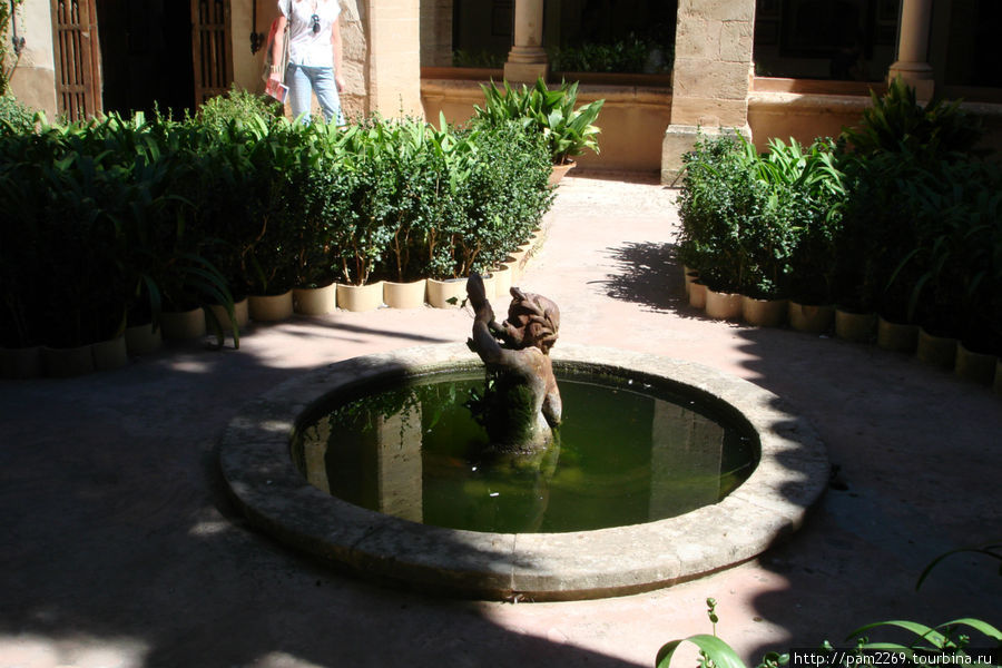во внутреннем дворике фонтанчик Вальдемоса, остров Майорка, Испания
