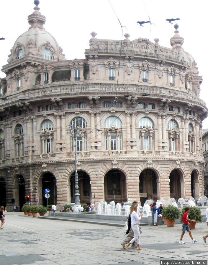 Здание Биржи на площади Феррари. Генуя, Италия
