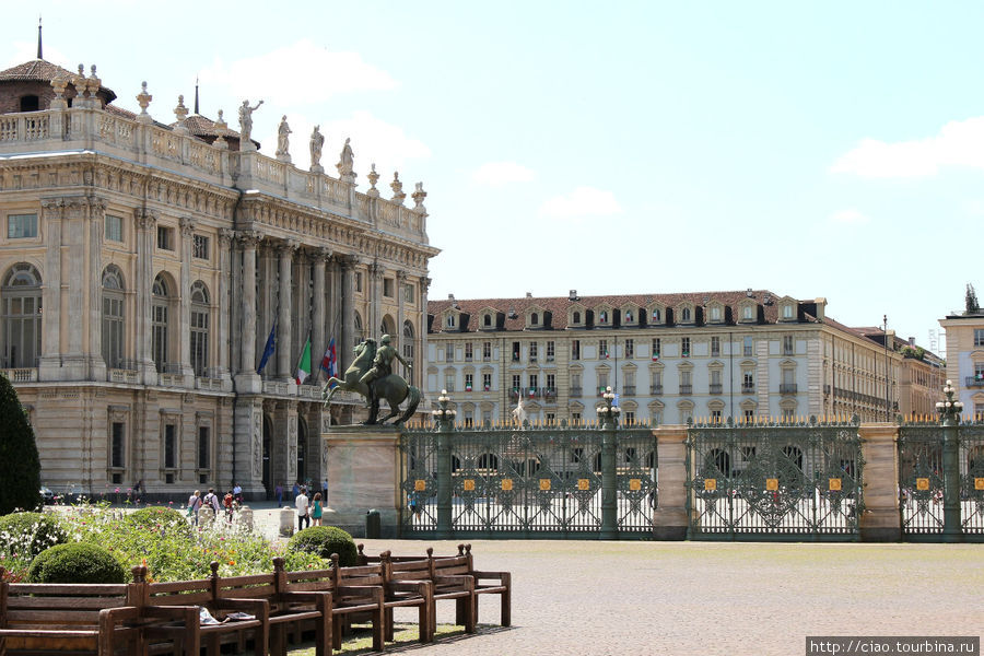 Главная площадь Турина — Piazza Castello. Турин, Италия