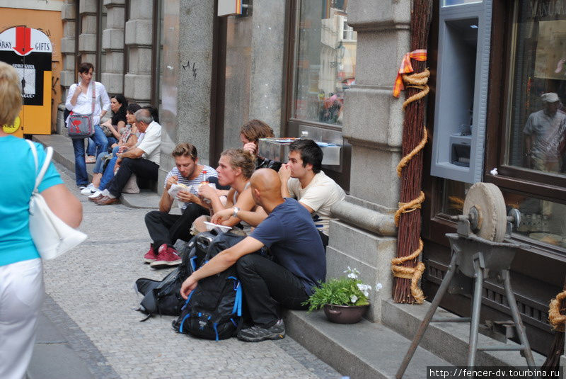 В последнее время почему-то стало модным перекусывать сидя прямо на тротуаре Прага, Чехия