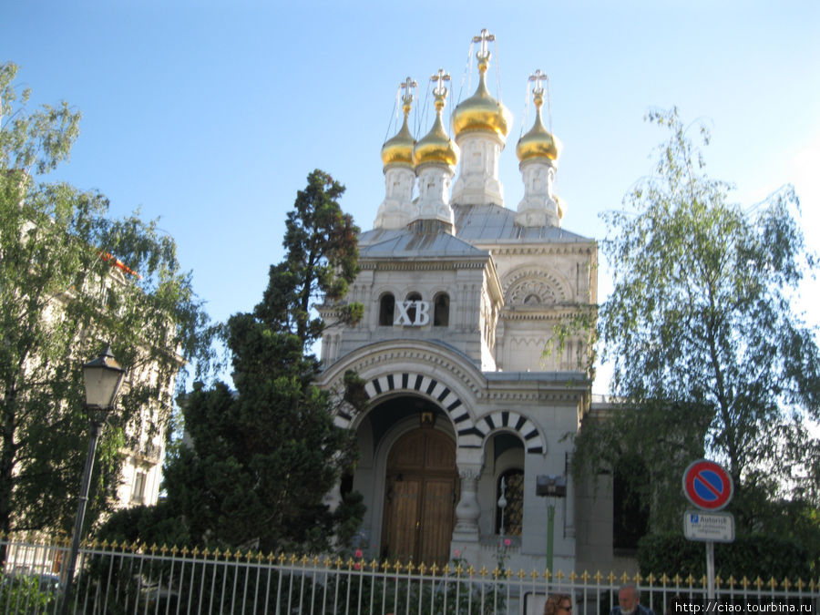 Православная церковь. Правда, непонятно, почему в июле на ней буквы ХВ, с Пасхи уже довольно много времени прошло... Женева, Швейцария