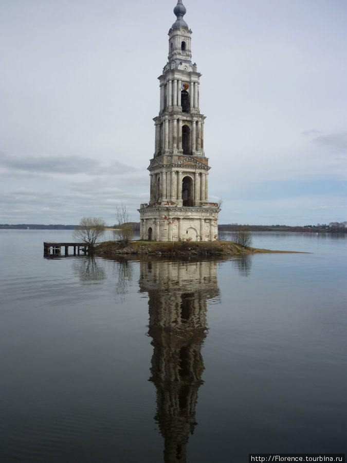 Затопленная колокольня Никольского собора Калязин, Россия
