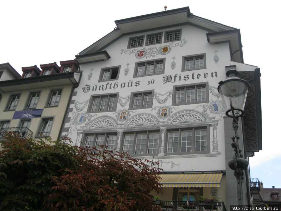 В Люцерне, как и в некоторых других городах Швейцарии, очень популярны фрески на стенах домов. Люцерн, Швейцария