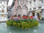 Так оформлены большинство фонтанов в Швейцарии. Кстати, вода в них питьевая!