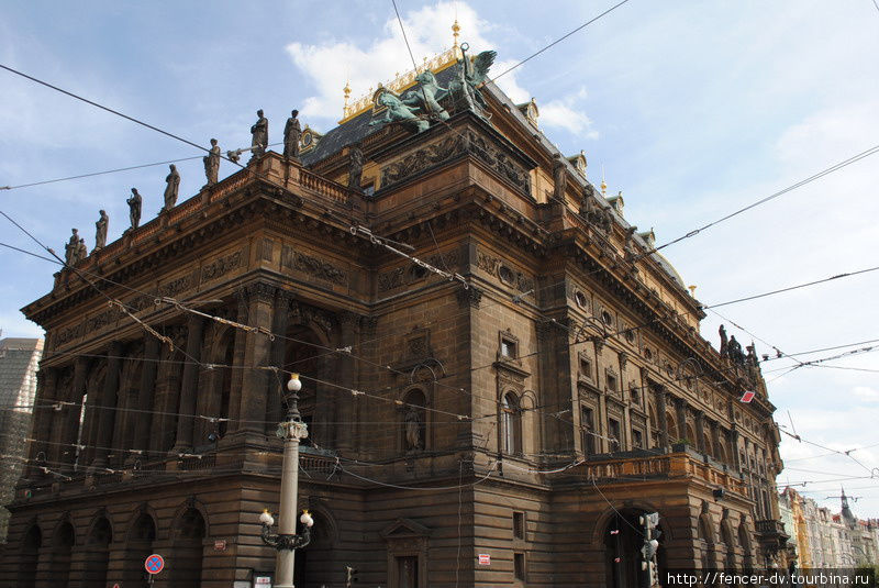 Старое здание театра в качестве фона к трамвайным проводам Прага, Чехия