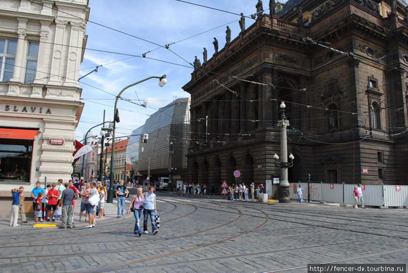 Следом за старым зданием — новый корпус Прага, Чехия