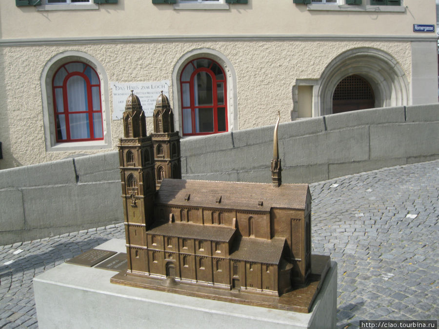 Макет собора Гроссмюнстер во дворе собора. Цюрих, Швейцария