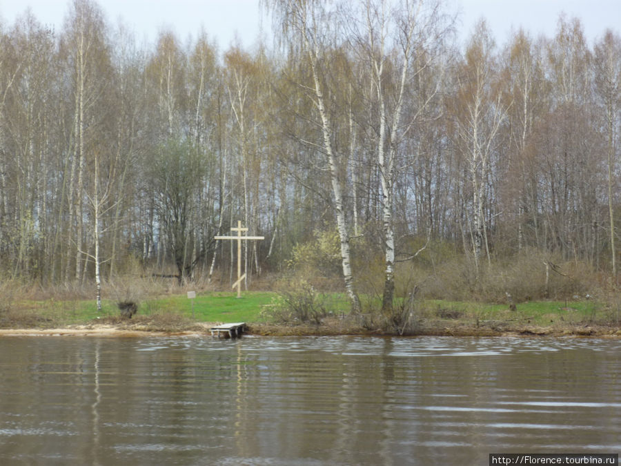 Крест на том месте, где был Макарьевский монастырь (остался небольшой остров) Калязин, Россия
