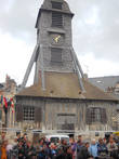 Отдельно стоящая колокольня; внизу видны горожане, собравшиеся к церкви на празднование