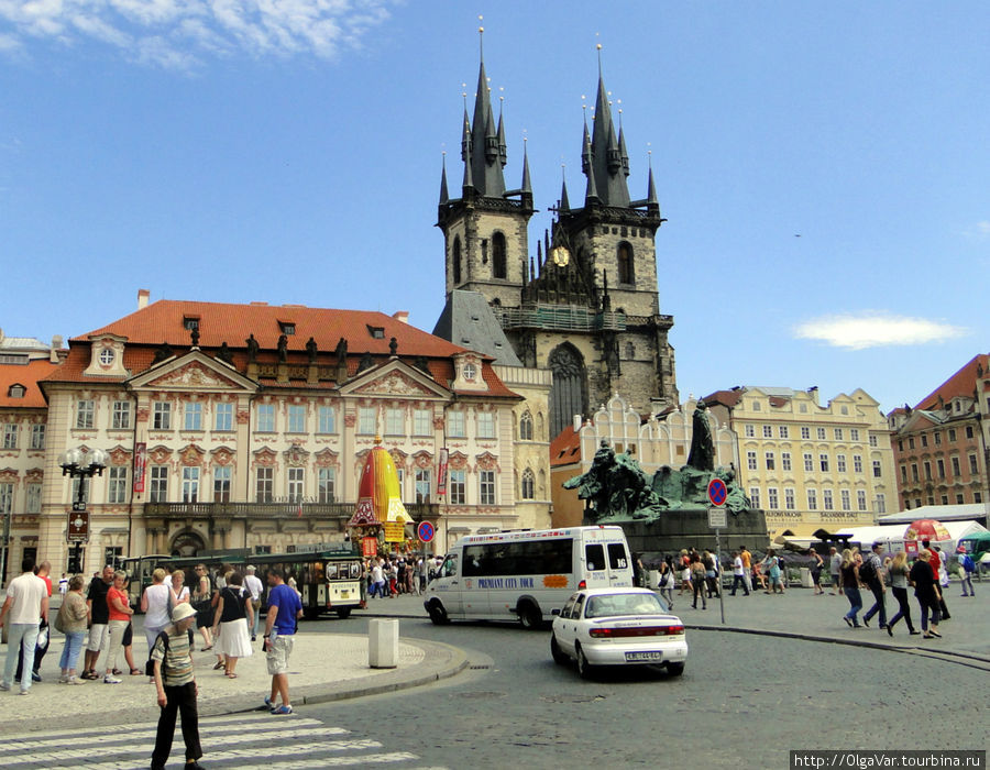 Колесница прошла вокруг памятника Яну Гусу и удалилась, звеня бубнами Прага, Чехия