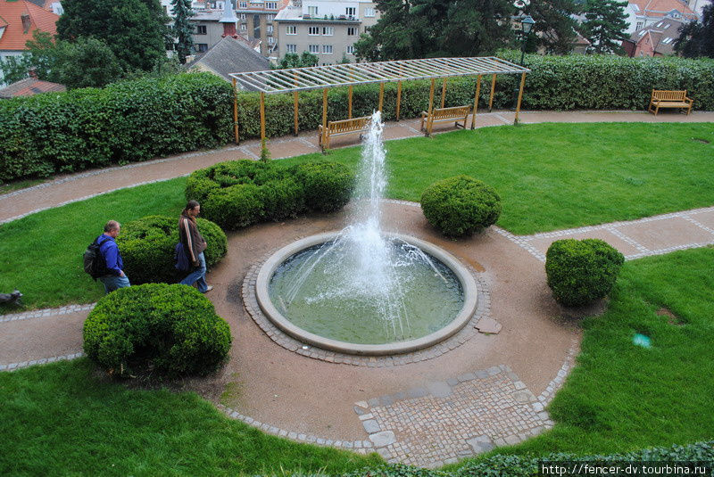 Многоуровневость парка позволяет разглядывать некоторые его фонтаны сверху Брно, Чехия