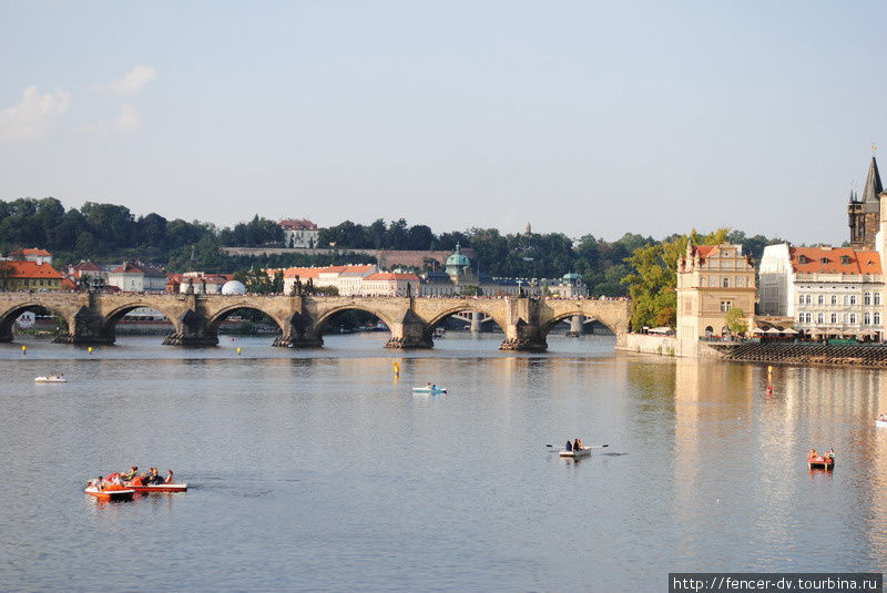Лодки и катамараны на фоне Карлова моста Прага, Чехия