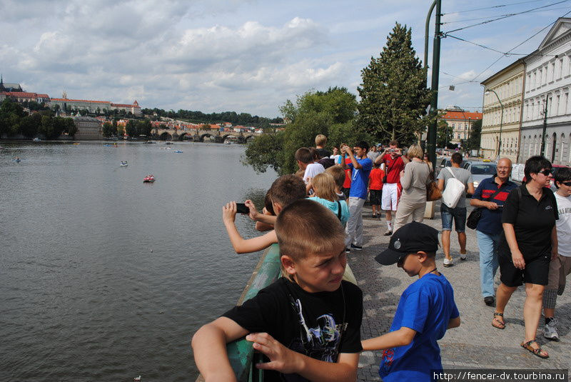 Отдыхающие на воде нередко становятся объектом внимания туристов Прага, Чехия
