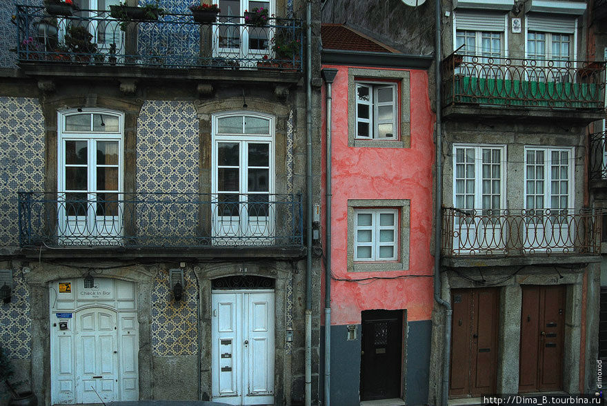 Удивительно, какие же узенькие комнаты должны быть в этом розовом домике. Порту, Португалия