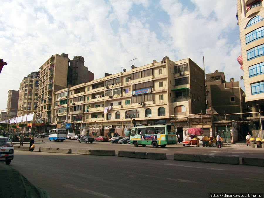 Улица Бур-Саид — одна из главных улиц Каира, пересекающая город с севера на юг. Каир, Египет