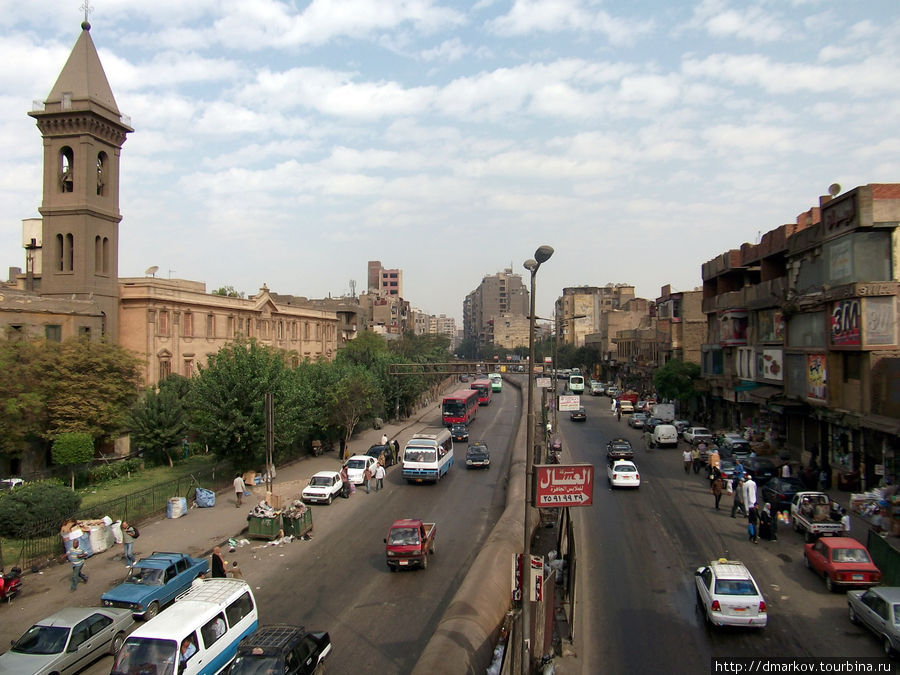 Улица Порт-Саид (она же Бур-Саид). Фото с пешеходного моста, по которому улицу в этом месте и можно перейти. Хотя некоторые местные жители ухитряются перелезать и через трубу между полосами движения (некоторые носят с собой табуретку). Каир, Египет