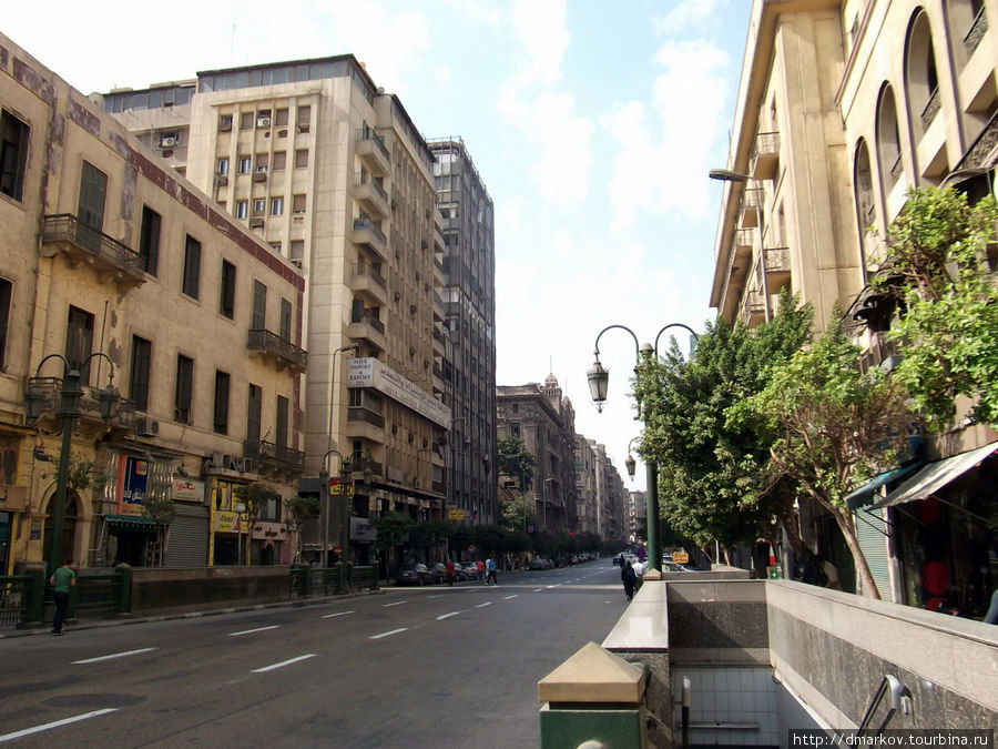 Улица Адли — типичная улица Даунтауна (делового центра города) — начинается от площади Оперы. Каир, Египет