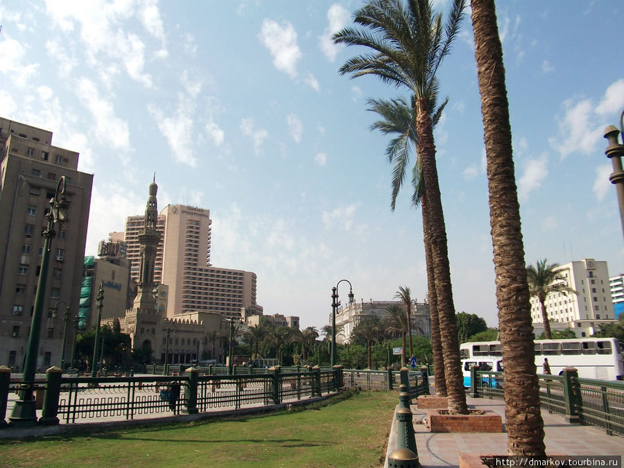 Площадь Тахрир — центральная площадь Каира, отсюда начинались все мои походы. Отель находится в 15 минутах ходьбы от площади. Каир, Египет