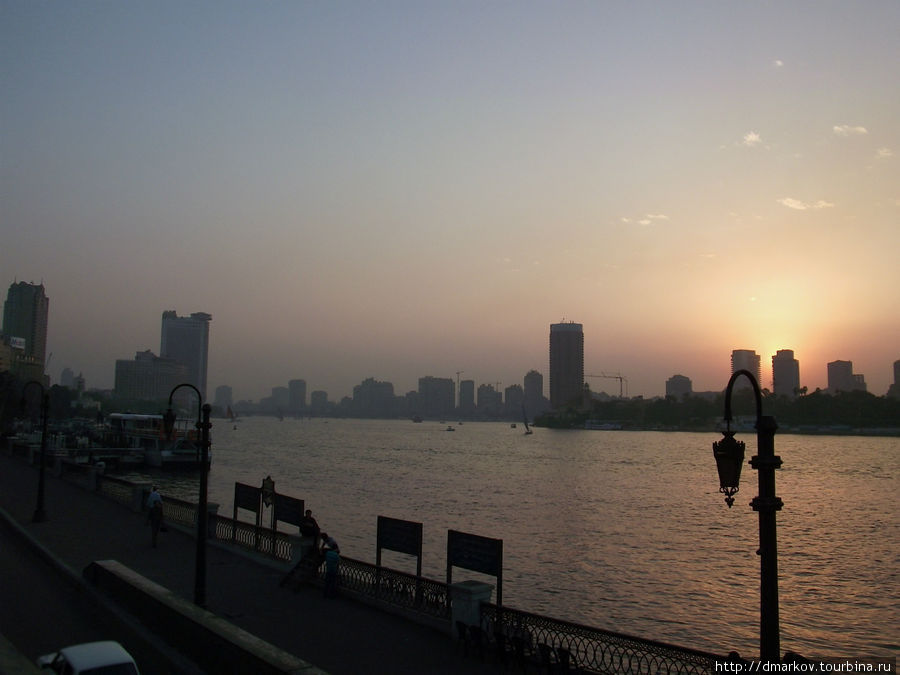 Каждый вечер — обязательный променад по бульвару Корниш вдоль Нила. Каир, Египет