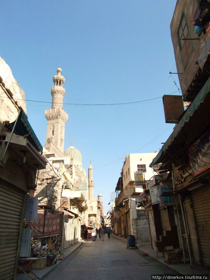 Улица Аль-Муизз — главная улица средневекового Каира. Это истинное чудо с архитектурными сокровищами. Каир, Египет