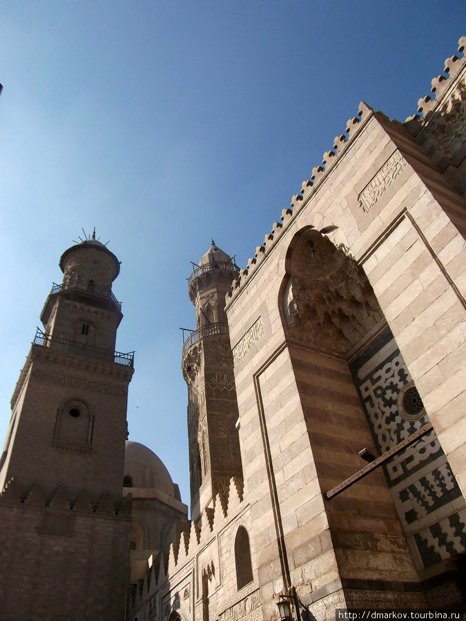 Комплекс султана Аль-Назира Мухаммада Ибн Калауна включает медресе, госпиталь и мавзолей. Каир, Египет