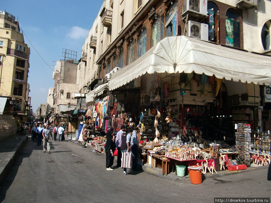 Крупнейший хан (базар) Аль-Халили посещают как туристы, так и местные жители. Каир, Египет