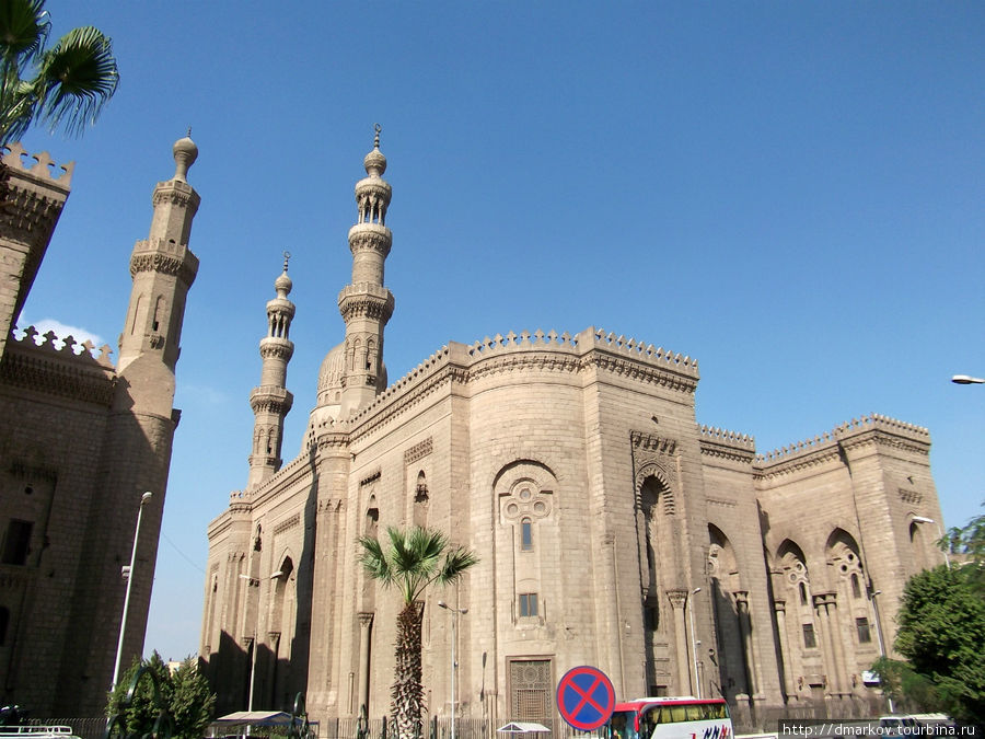 Мечеть Аль-Рифаи, справа — часть мечети-медресе султана Хассана. Каир, Египет