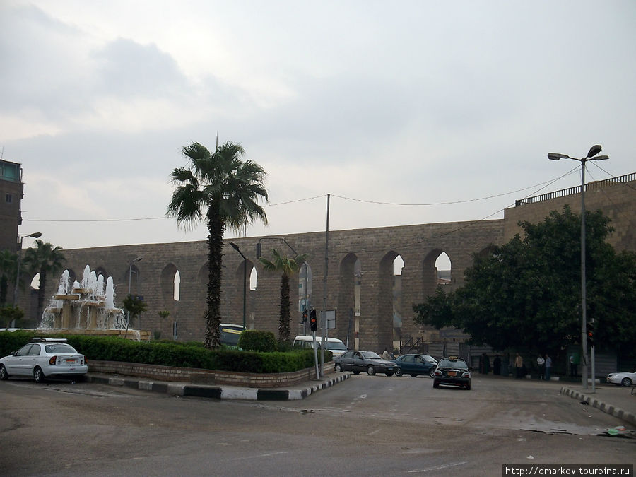 Мамлюкский акведук раньше доставлял воду из Нила прямиком в Цитадель. Каир, Египет