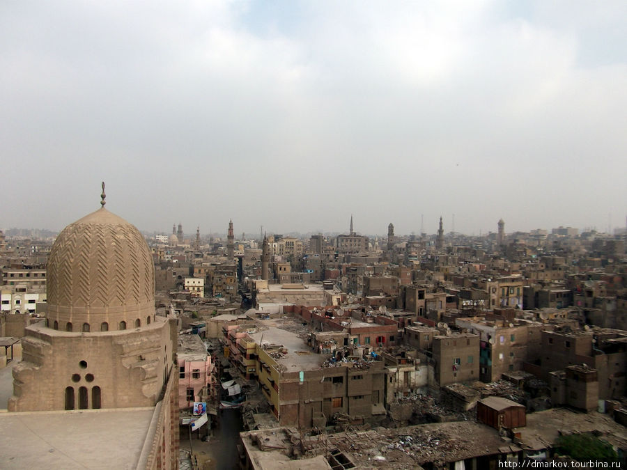 Вид на Исламский Каир с минарета Южных ворот (Баб Зувейла). Каир, Египет