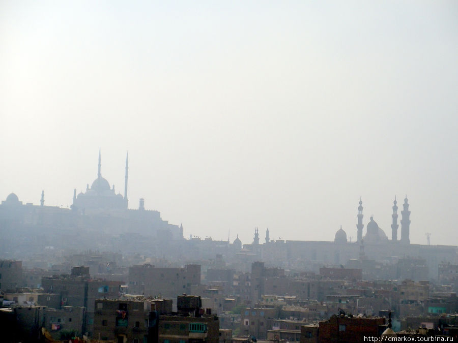 Силуэты Каира парят в дымке (Цитадель и Аль-Рифаи). Каир, Египет