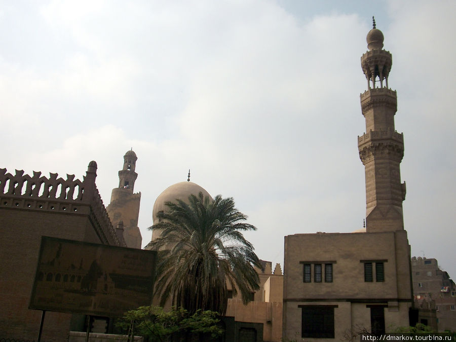Мечеть Ибн-Тулуна — одна из древнейших в Каире (IX век). Каир, Египет