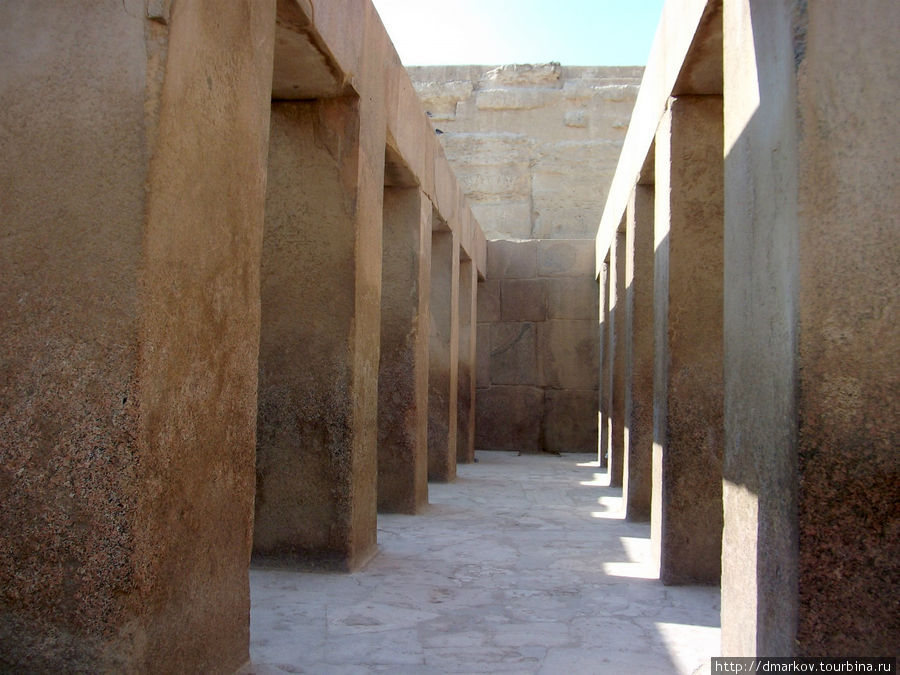 Гранитный храм в долине у плато Гиза. Невероятное мастерство древних каменщиков и архитекторов. Каир, Египет