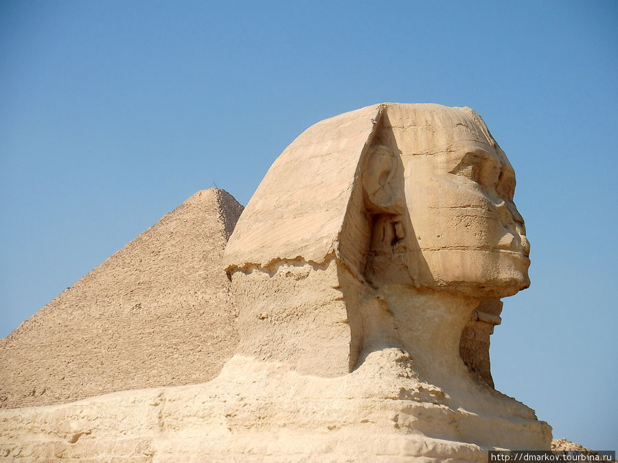 Сфинкс и Великая пирамида (приписывается фараону Хуфу). Каир, Египет