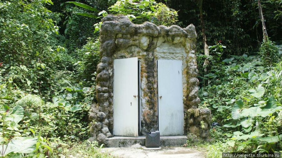 Есть даже у тропинки туалеты Думагете, Филиппины