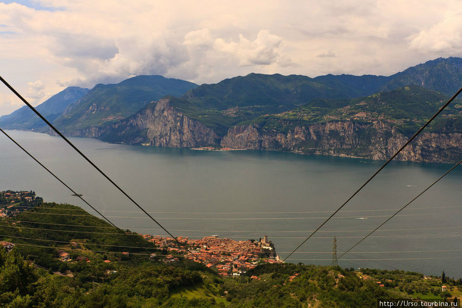Озеро Гарда (из кабины на первой части маршрута). Внизу виден Мальчезино. Мальчезине, Италия