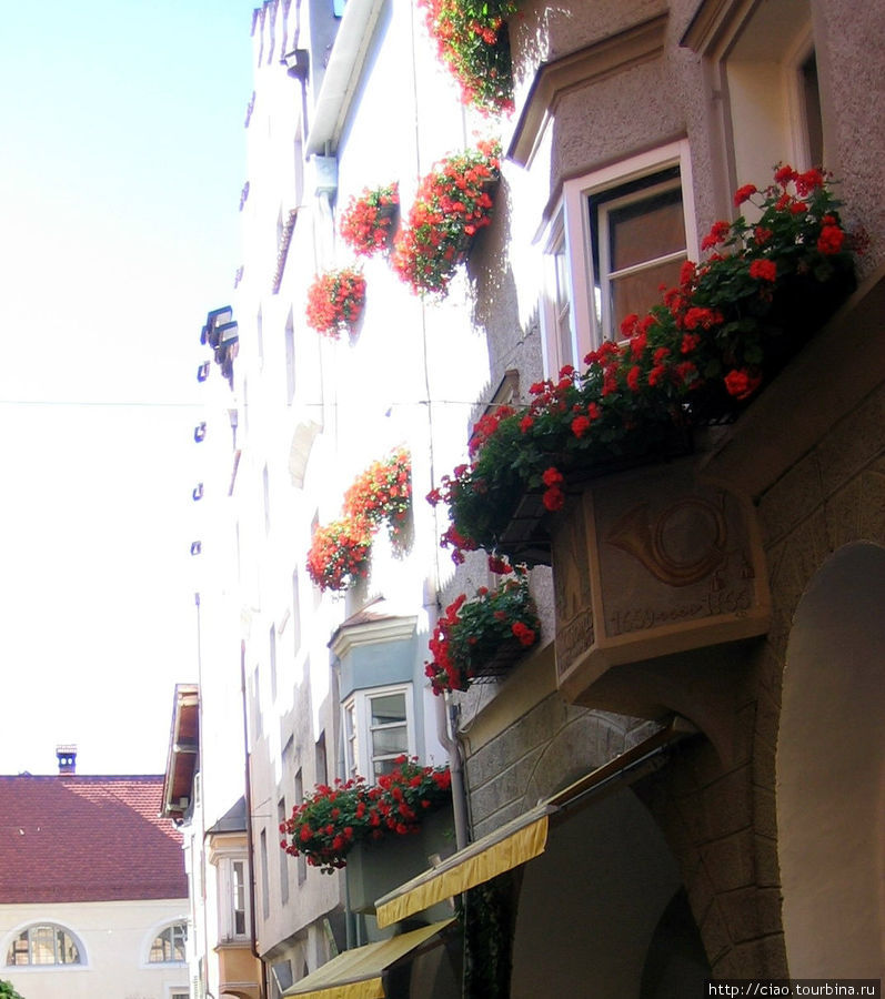 Многие фасады и балконы домов украшены цветами. Брессаноне, Италия
