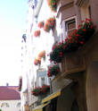 Многие фасады и балконы домов украшены цветами.