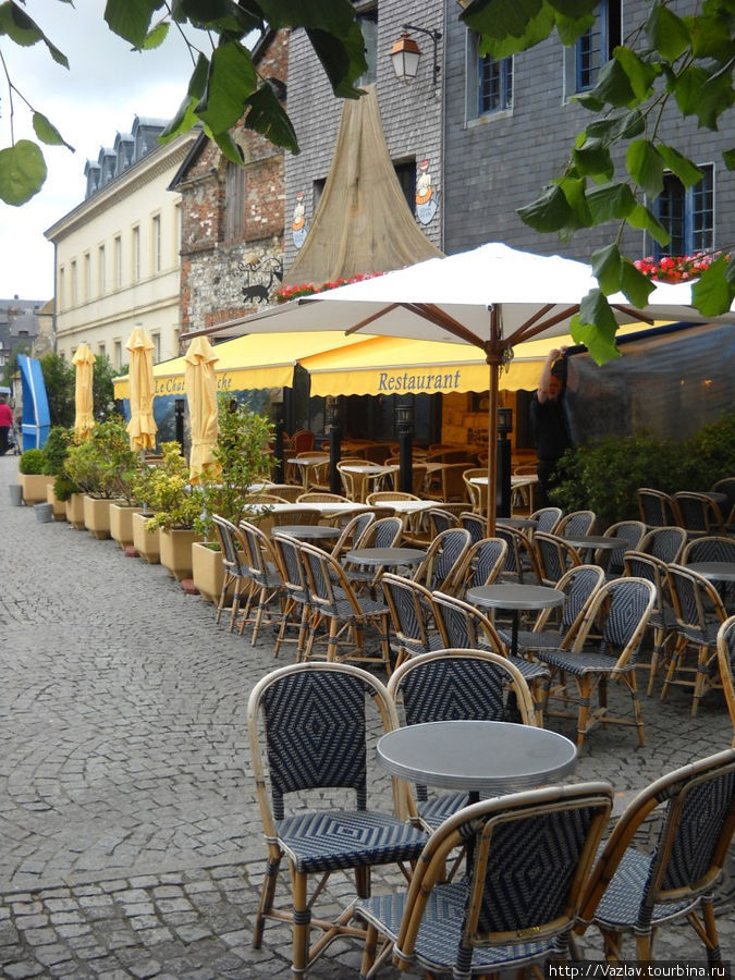 Уличный ресторанчик, каких тут немало Онфлёр, Франция