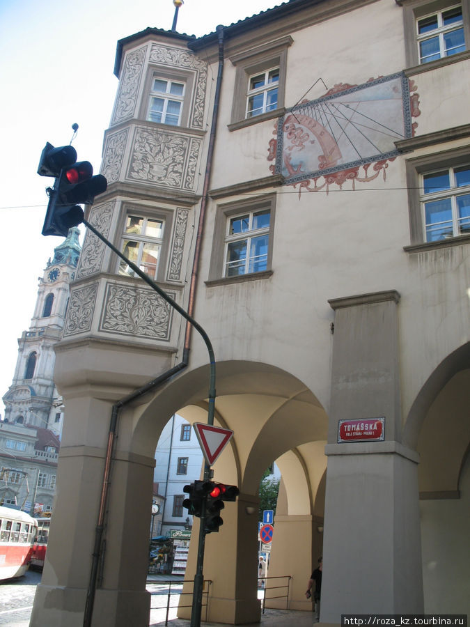 На стене здания солнечные часы. Чехия, Прага