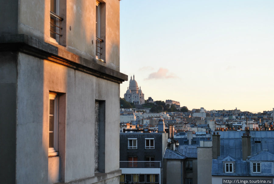 Вид из окна отеля — на базилику Сакре-Кёр. Париж, Франция