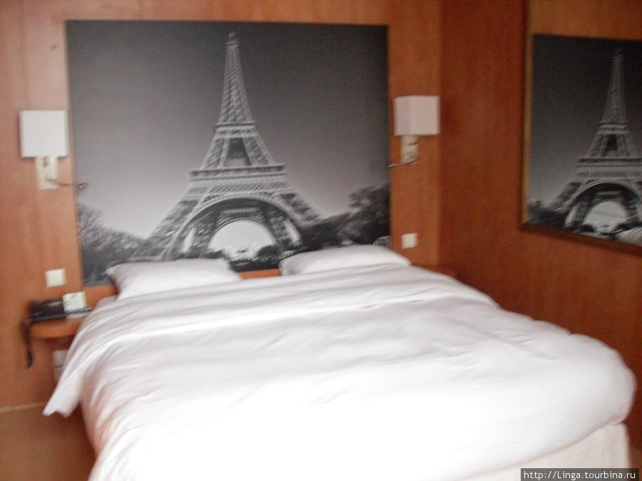 Принт Эйфелевой башни вместо изголовья кровати. Париж, Франция